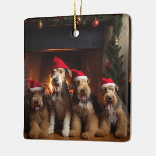 Airedale bij de open haard Kerstmis Keramisch Ornament (Links)