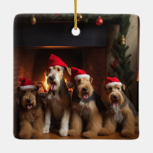 Airedale bij de open haard Kerstmis Keramisch Ornament (Achterkant)