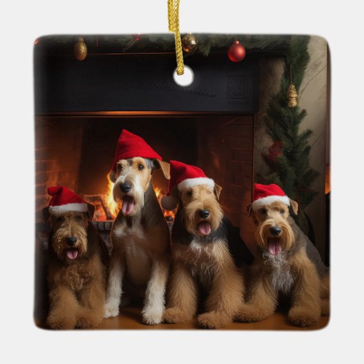 Airedale bij de open haard Kerstmis Keramisch Ornament (Voorkant)