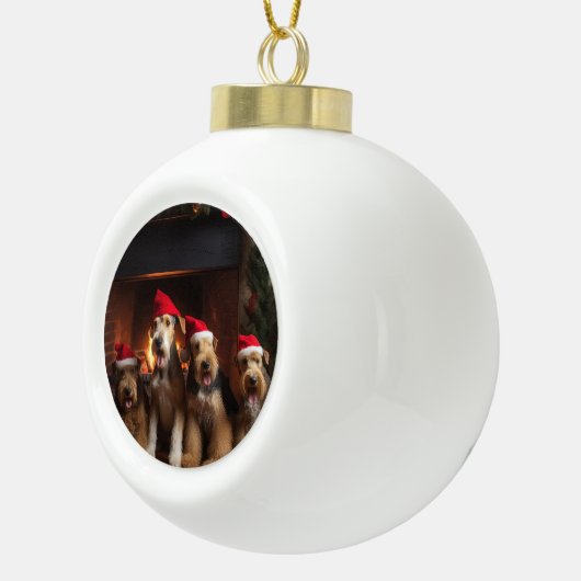 Airedale bij de open haard Kerstmis Keramische Bal Ornament (Rechts)