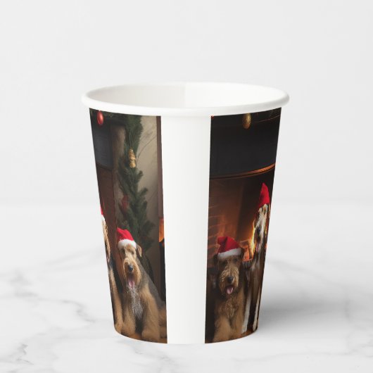 Airedale bij de open haard Kerstmis Papieren Bekers (Links)