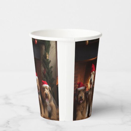 Airedale bij de open haard Kerstmis Papieren Bekers (Rechts)