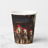 Airedale bij de open haard Kerstmis Papieren Bekers (Voorkant)