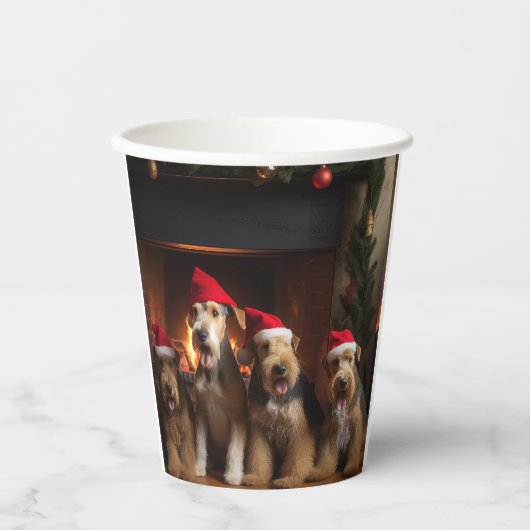 Airedale bij de open haard Kerstmis Papieren Bekers (Voorkant)