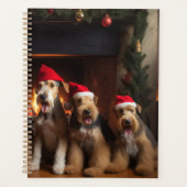 Airedale bij de open haard Kerstmis Planner (Voorkant)