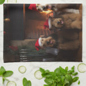 Airedale bij de open haard Kerstmis Theedoek (Gevouwen)