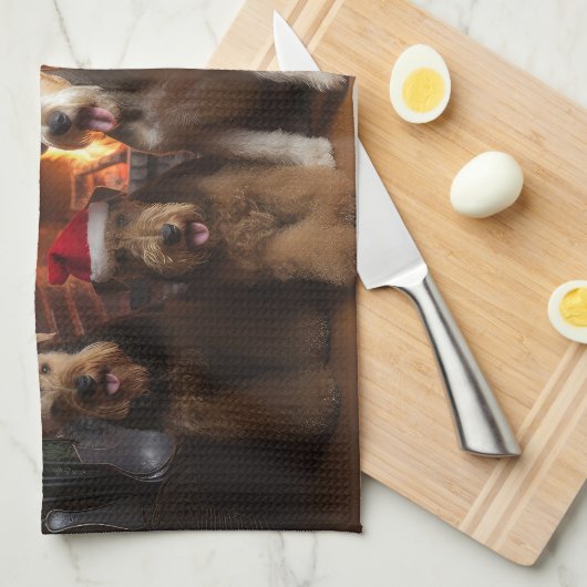 Airedale bij de open haard Kerstmis Theedoek (Quarter Fold)