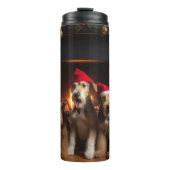 Airedale bij de open haard Kerstmis Thermosbeker (Voorkant)