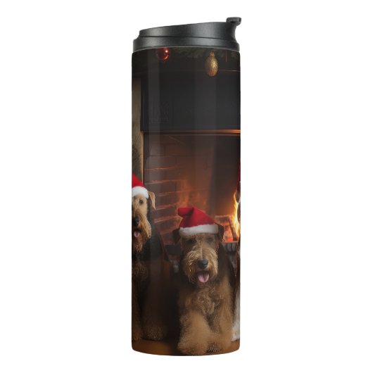 Airedale bij de open haard Kerstmis Thermosbeker (Gedraaid links)