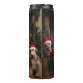 Airedale bij de open haard Kerstmis Thermosbeker (Achterkant)