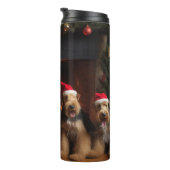 Airedale bij de open haard Kerstmis Thermosbeker (Geroteerd rechts)