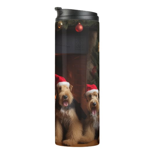 Airedale bij de open haard Kerstmis Thermosbeker (Geroteerd rechts)