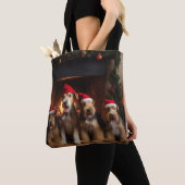 Airedale bij de open haard Kerstmis Tote Bag (Dichtbij)