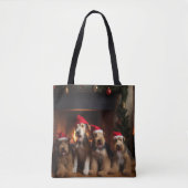 Airedale bij de open haard Kerstmis Tote Bag (Voorkant)