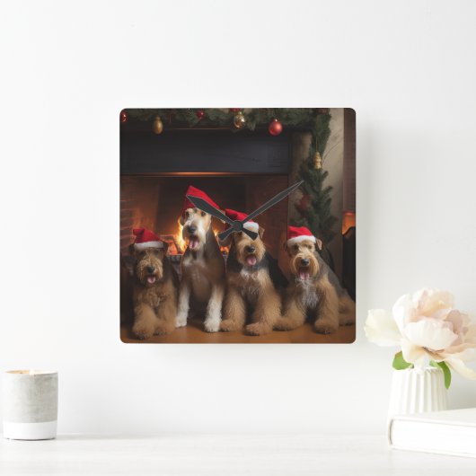 Airedale bij de open haard Kerstmis Vierkante Klok (Huis)