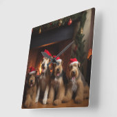 Airedale bij de open haard Kerstmis Vierkante Klok (Hoek)