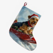 Airedale Hond in Sledge Laat het Sneeuw Kerstmis Grote Kerstsok (Voorkant (Hangend))
