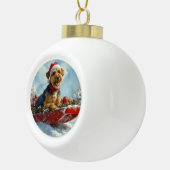 Airedale Hond in Sledge Laat het Sneeuw Kerstmis Keramische Bal Ornament (Rechts)