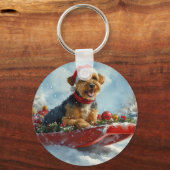 Airedale-hond in slee laat het sneeuwen Kerstmis Sleutelhanger (Voorkant)