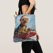 Airedale-hond in slee laat het sneeuwen Kerstmis Tote Bag (Dichtbij)