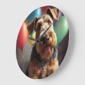 Airedale-hond met cake en ballonnen grote klok (Hoek)