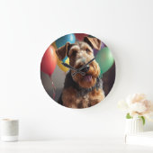 Airedale-hond met cake en ballonnen grote klok (Huis)