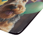 Airedale-hond met cake en ballonnen snijplank (Hoek)
