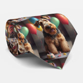 Airedale-hond met cake en ballonnen stropdas (Opgerold)