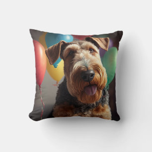 Airedale hond met taart en ballonnen kussen