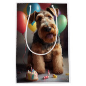 Airedale hond met taart en ballonnen medium cadeauzakje (Voorkant)