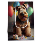 Airedale hond met taart en ballonnen medium cadeauzakje (Achterkant)