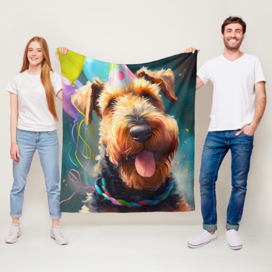 Airedale hond met verjaardagscadeau en pet fleece deken (In situ)
