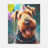 Airedale hond met verjaardagscadeau en pet fleece deken (Voorkant)