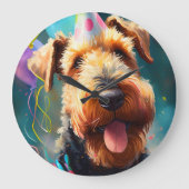 Airedale hond met verjaardagscadeau en pet grote klok (Voorkant)