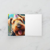 Airedale hond met verjaardagscadeau en pet kaart (Binnen)