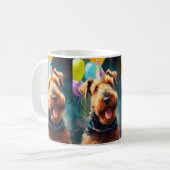 Airedale hond met verjaardagscadeau en pet koffiemok (Voorkant links)