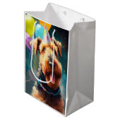 Airedale hond met verjaardagscadeau en pet medium cadeauzakje (Voorkant Gekanteld)