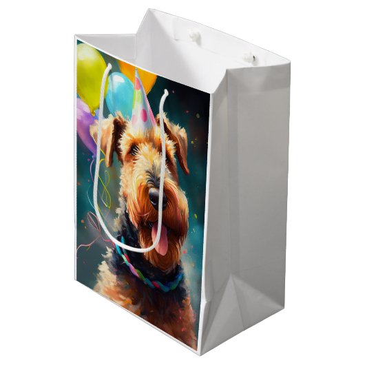Airedale hond met verjaardagscadeau en pet medium cadeauzakje (Voorkant Gekanteld)