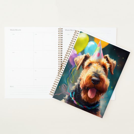 Airedale hond met verjaardagscadeau en pet planner (Display)