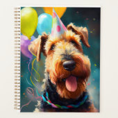 Airedale hond met verjaardagscadeau en pet planner (Voorkant)