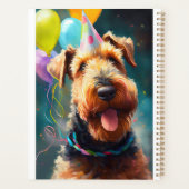 Airedale hond met verjaardagscadeau en pet planner (Achterkant)
