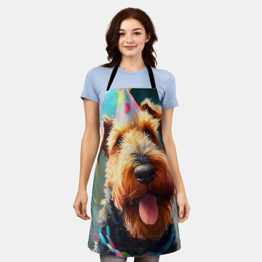 Airedale hond met verjaardagscadeau en pet schort (Gedragen)