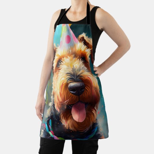 Airedale hond met verjaardagscadeau en pet schort (Insitu)