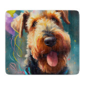 Airedale hond met verjaardagscadeau en pet snijplank (Voorkant)