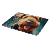 Airedale hond met verjaardagscadeau en pet snijplank (Hoek)