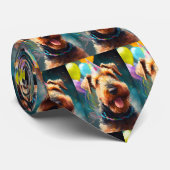 Airedale hond met verjaardagscadeau en pet stropdas (Opgerold)