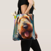 Airedale hond met verjaardagscadeau en pet tote bag (Dichtbij)