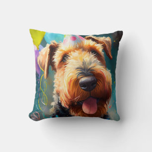 Airedale-hond met verjaardagshoed en ballonnen kussen