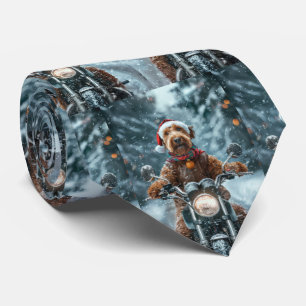 Airedale-hond rijdt op motorfiets met Kerstmis Stropdas