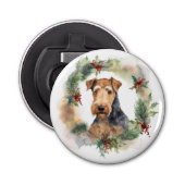Airedale Kerstkrans Feestelijke Pup Button Flesopener (Voorkant)